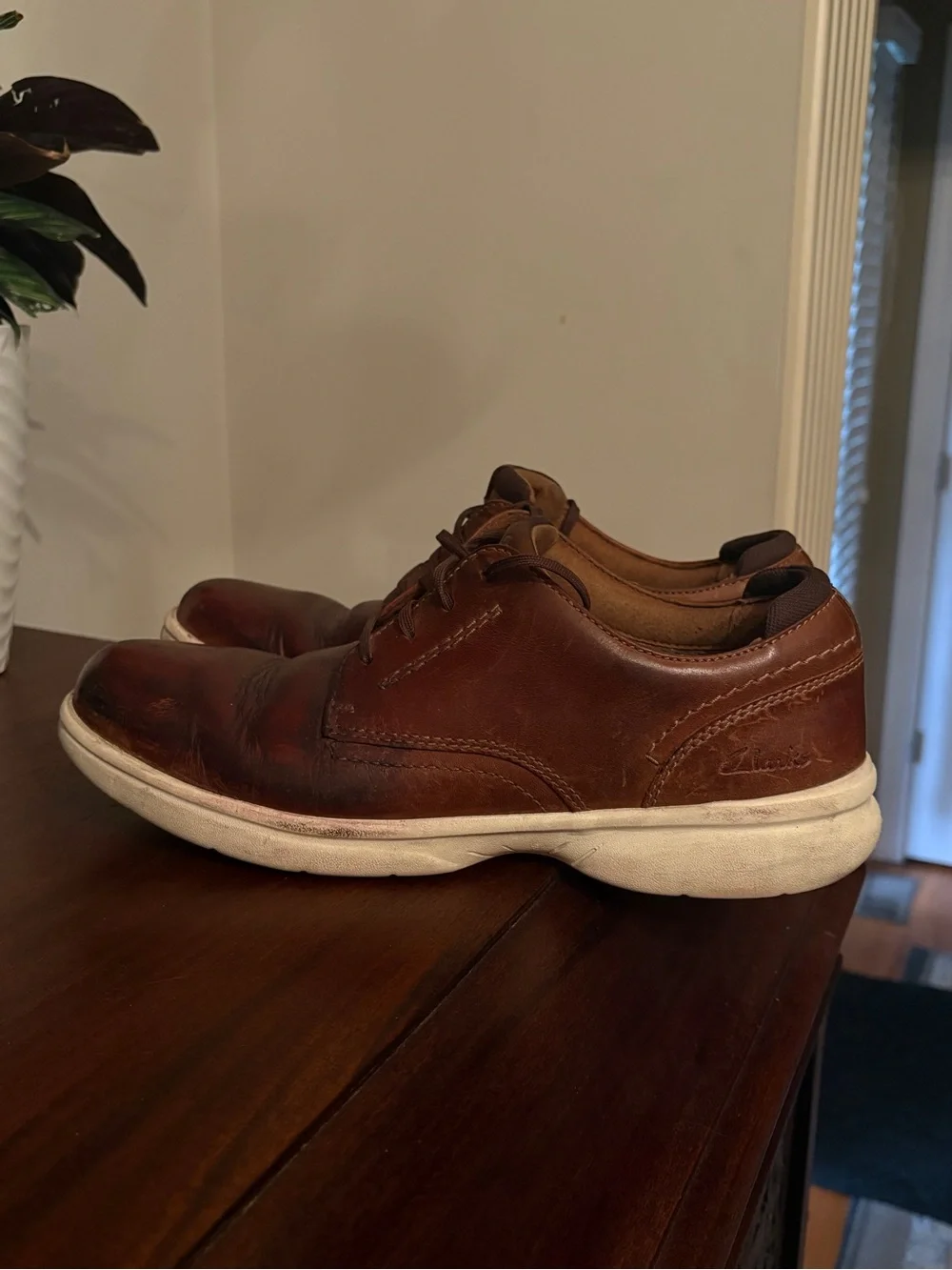 Clarks Men's Brown Leather Lace-Up Oxfords with White Sole 9.5         0025